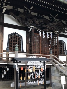 The front of the main temple includes a Shinto shimenawa, ema, and omikugi (fortunes)